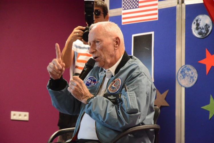 [FOTO] Amerykański astronauta Alfred Worden na Salonie Obronnym. Dziś spotkał się z uczniami „Kostki”