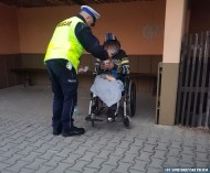 Niepełnosprawny mężczyzna bez dachu nad głową. Pomogli policjanci