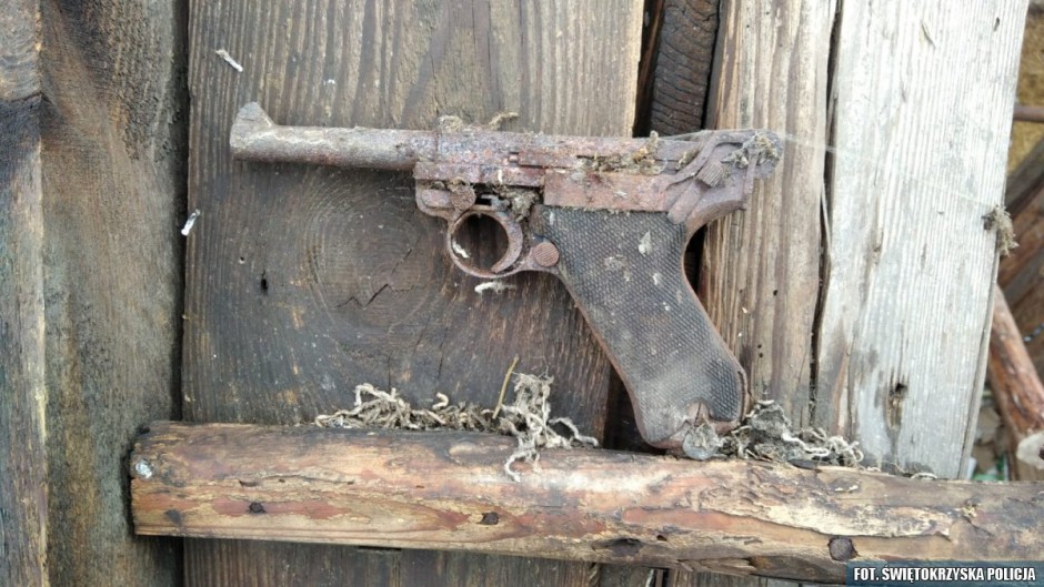 W gminie Szydłów odkryto broń palną z czasów II wojny światowej