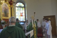 [FOTO] Biskup Jan Piotrowski poświęcił nowe witraże w świątyni w Posłowicach
