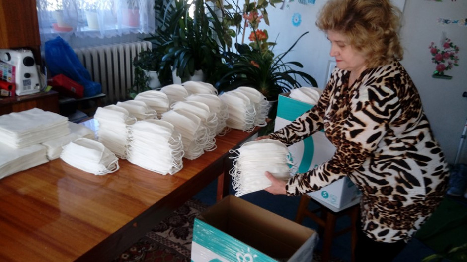 [FOTO] Wolontariuszka szyjąca maseczki: „Jesteśmy tyle warci, ile dajemy innym”