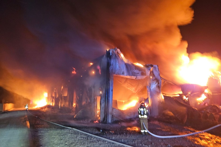 Pożar hali magazynowej w Jelczy Wielkiej. Trwa dogaszanie