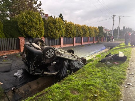 Pijany kierowca nie dostosował prędkości do warunków na drodze, auto dachowało