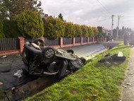 Pijany kierowca nie dostosował prędkości do warunków na drodze, auto dachowało