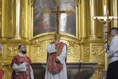 [FOTO+AUDIO] Bp Jan Piotrowski przewodniczył wielkopiątkowej liturgii. Chór zaśpiewał Mękę Pańską
