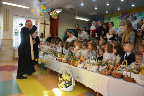 Wielkanocne śniadanie przedszkolaków z biskupem Janem Piotrowskim