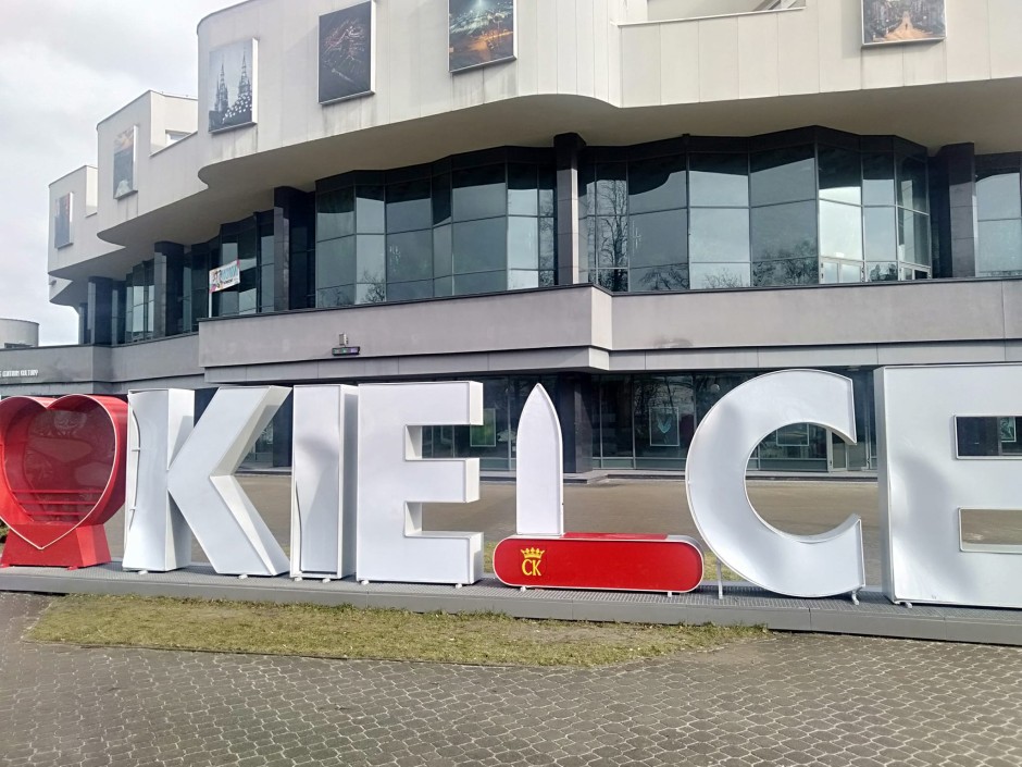 Ktoś uszkodził napis przed Kieleckim Centrum Kultury