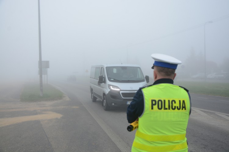 [FOTO] W mglisty poranek przypominali kierowcom o światłach