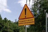 „Po opadach deszczu możliwy brak przejazdu” – głosi tabliczka na Chorzowskiej