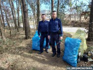 Policjanci i mieszkańcy posprzątali las. Uzbierali kilkanaście worków śmieci