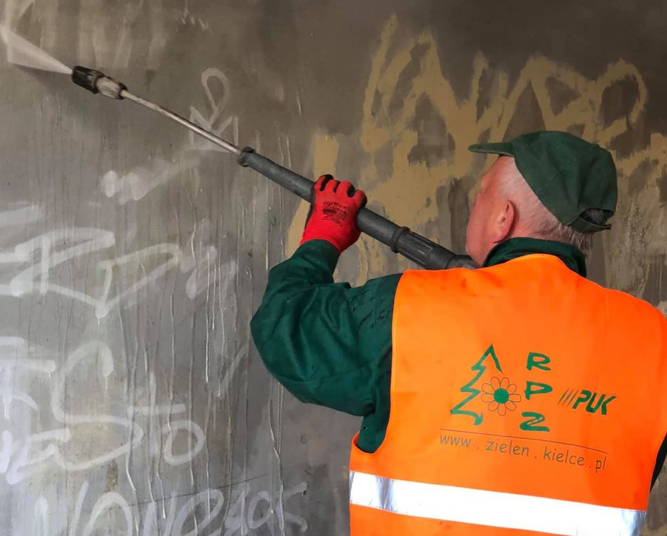 Szpecące graffiti znika z przestrzeni miasta