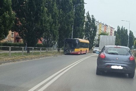 Autobusem miejskim uderzył w barierki. Groźne zdarzenie na Jagiellońskiej