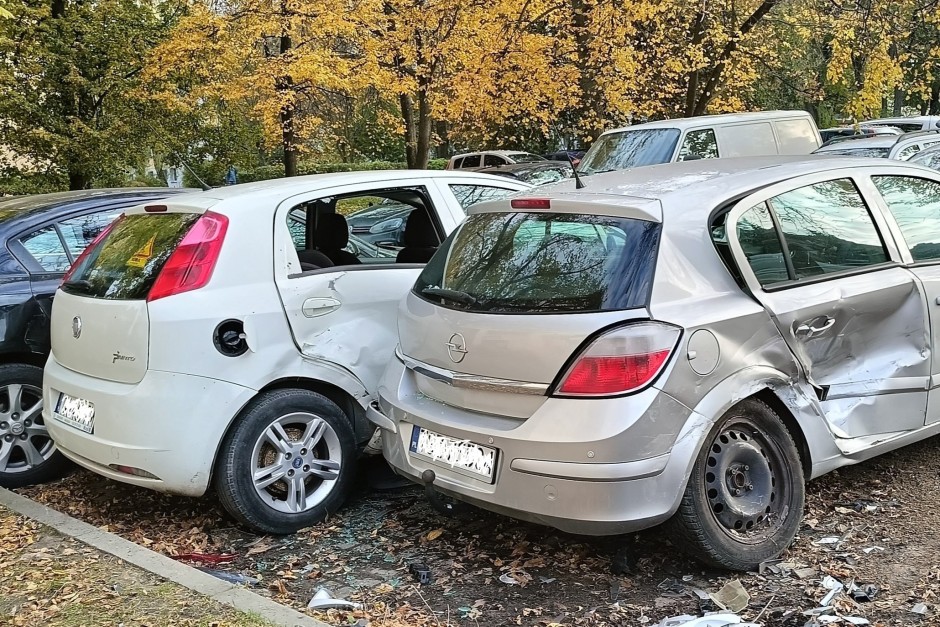 Kierowca wjechał na parking i zniszczył zaparkowane auta. Szuka go policja