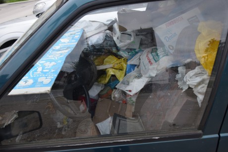 [FOTO] Samochody ze śmieciami i szczurami na Kochanowskiego. Straż Miejska bezradna