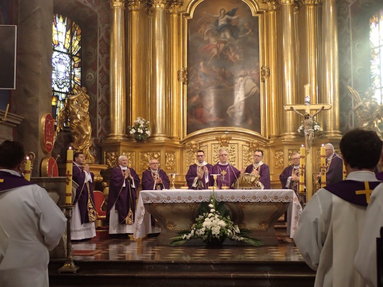 Druga rocznica śmierci biskupa Kazimierza Ryczana. Kielczanie modlili się za zmarłego w katedrze