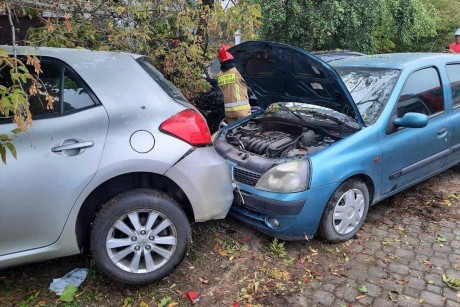 Pijany kierowca uderzył w dwa auta, a potem… w drzewo