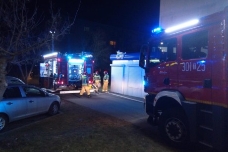 Pożar w jednym z mieszkań przy ul. Śląskiej. Dwie osoby z poparzeniami