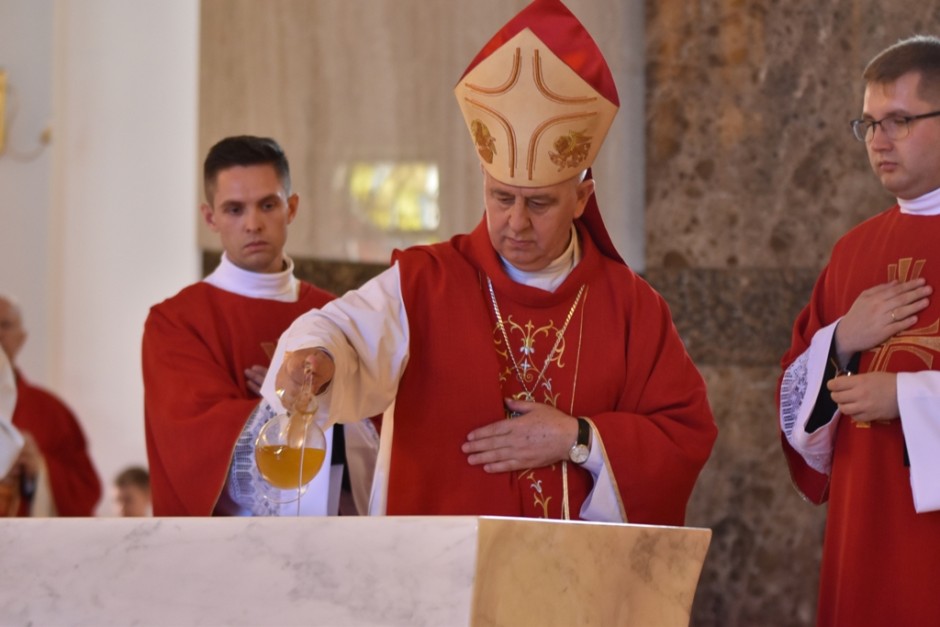 Biskup Jan Piotrowski poświęcił kościół Ducha Świętego w Kielcach