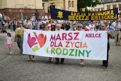 [FOTO] „I ślubuję Ci…” – Marsz dla Życia i Rodziny przeszedł przez Kielce