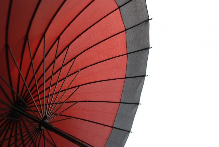 Po czym poznać dobry jakościowo parasol męski? Podpowiadamy!