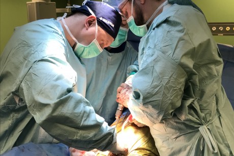 Skomplikowane operacje ortopedyczne w kieleckim szpitalu na Czarnowie