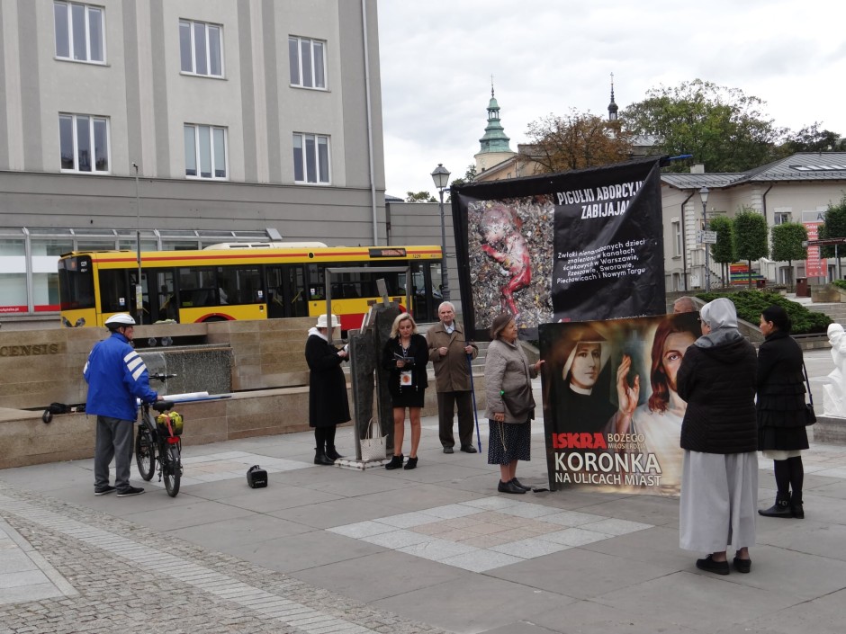 Modlili się Koronką Bożego Miłosierdzia na Placu Artystów