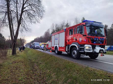 Osobówka zderzyła się z busem w miejscowości Rozgół