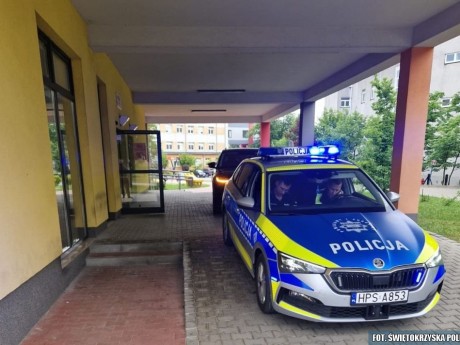 Dziewięciomiesięczny chłopiec dotarł do szpitala z policyjną eskortą