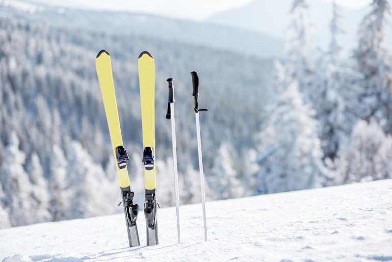 Kije narciarskie – jak dobrać odpowiedni rozmiar? [Materiał Partnera]