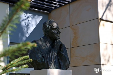 Popiersie Wiesława Myśliwskiego stanęło przed biblioteką