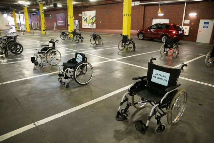 Miejsca parkingowe dla osób niepełnosprawnych notorycznie zajmowane przez nieuprawnionych kierowców