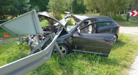 Groźny wypadek w Suchedniowie. Bariera wbiła się w szybę samochodu