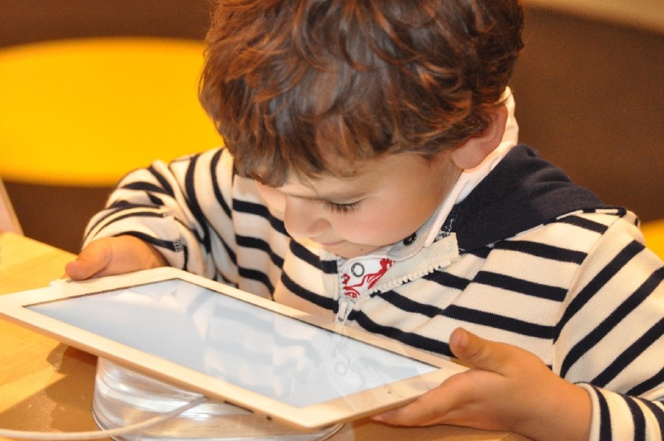 Jaki wpływ mają nowe technologie na rozwój mowy u dziecka?