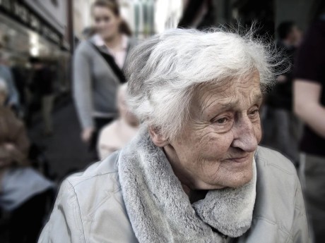 Fałszywe pracownice opieki społecznej okradły seniorkę