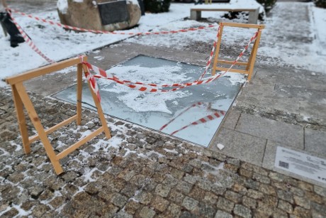 W lustrze absurdu, ale zgodnie z harmonogramem