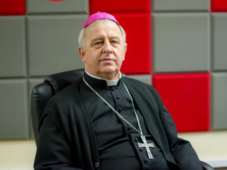 Biskup Jan Piotrowski: Pan Bóg przemawia do nas w ciszy