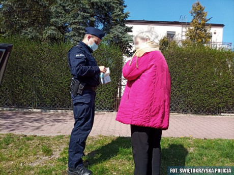 Pińczowscy policjanci rozdają maseczki seniorom