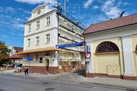 Remontują zabytkowy dach na budynku pogotowia