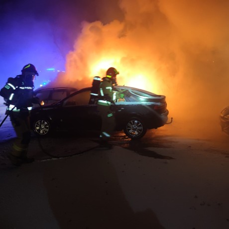 Nocny pożar w Końskich. Płonęły trzy samochody