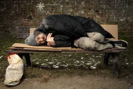 Nasila się problem bezdomności. Policja i MOPR mają co robić