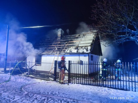 Wieczorny pożar drewnianego domu. Jedna osoba z obrażeniami