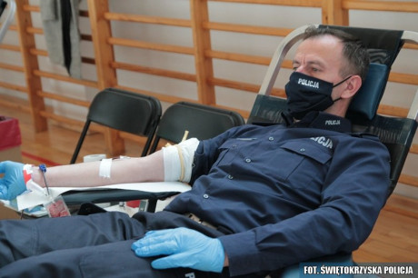 [FOTO] Policjanci z Włoszczowy oddali krew potrzebującym