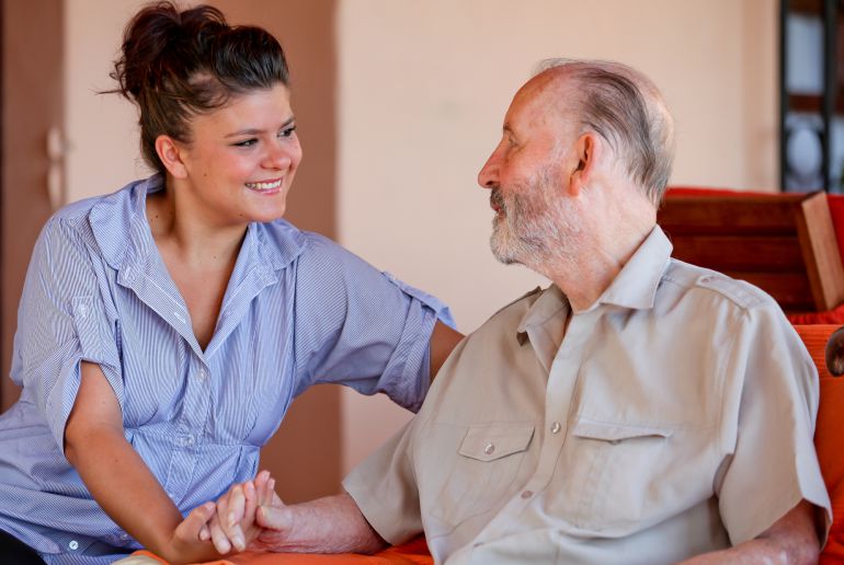 Jak rozpoznać pracodawcę niegodnego zaufania zatrudniającego opiekunów seniora? - artykuł sponsorowany