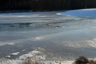 Niebezpieczny spacer po zamarzniętym zbiorniku. Pod 46-latką załamał się lód