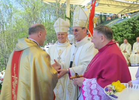 Biskup Kielecki i Prymas Polski wręczyli w Gnieźnie krzyże misyjne