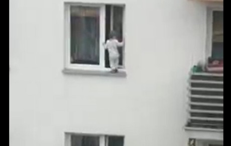 [VIDEO] Trzylatek na parapecie. Dramatyczne sceny na kieleckim osiedlu