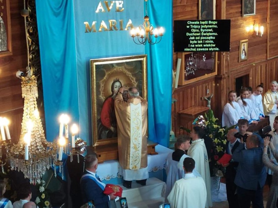 Biskup Jan Piotrowski koronował cudowny wizerunek Matki Bożej w Stradowie