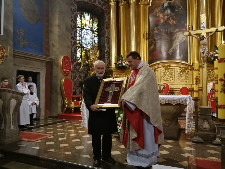 [FOTO+AUDIO] Wyróżnienia biskupa Jana Piotrowskiego wręczone