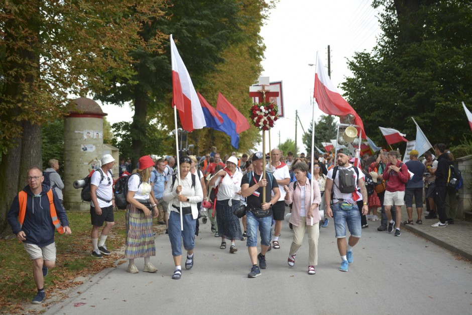 [FOTO] Pielgrzymka opuszcza Świętokrzyskie. Dzisiaj dotrze do Koniecpola