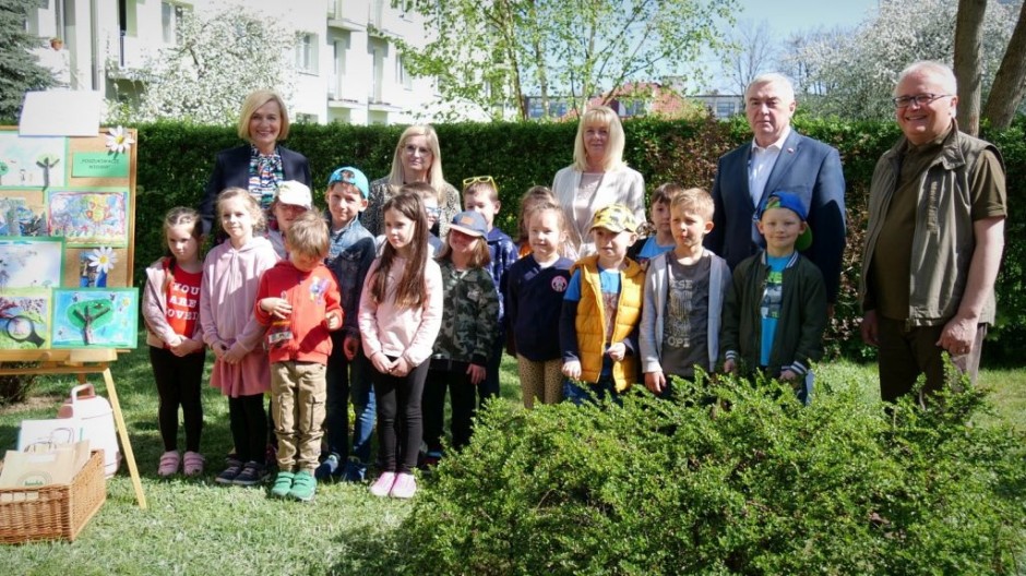Przedszkolaki i samorząd województwa posadzili miododajne krzewy